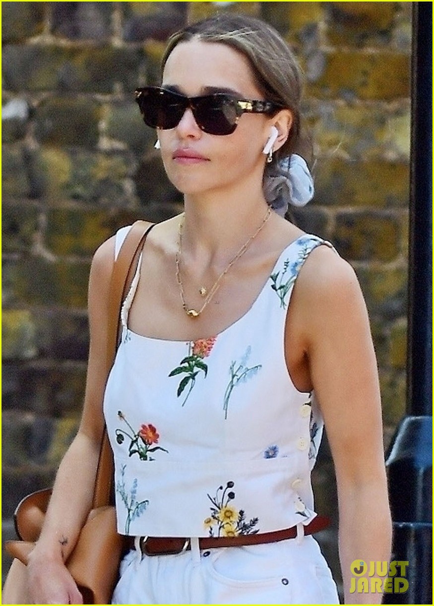emilia-clarke-cute-summer-outfit-to-take-dog-for-a-walk-04