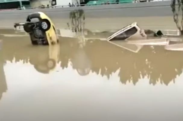 السيارات غارقة فى المياه