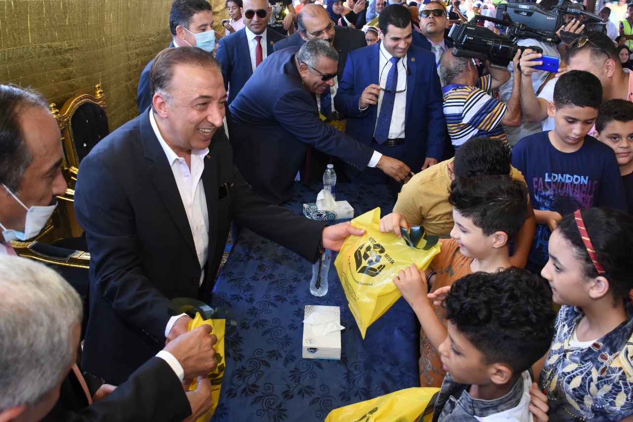 محافظ الاسكندرية يوزع الهدايا على الأطفال
