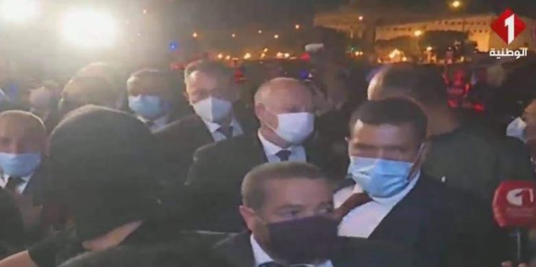 الرئيس التونسي في الشارع