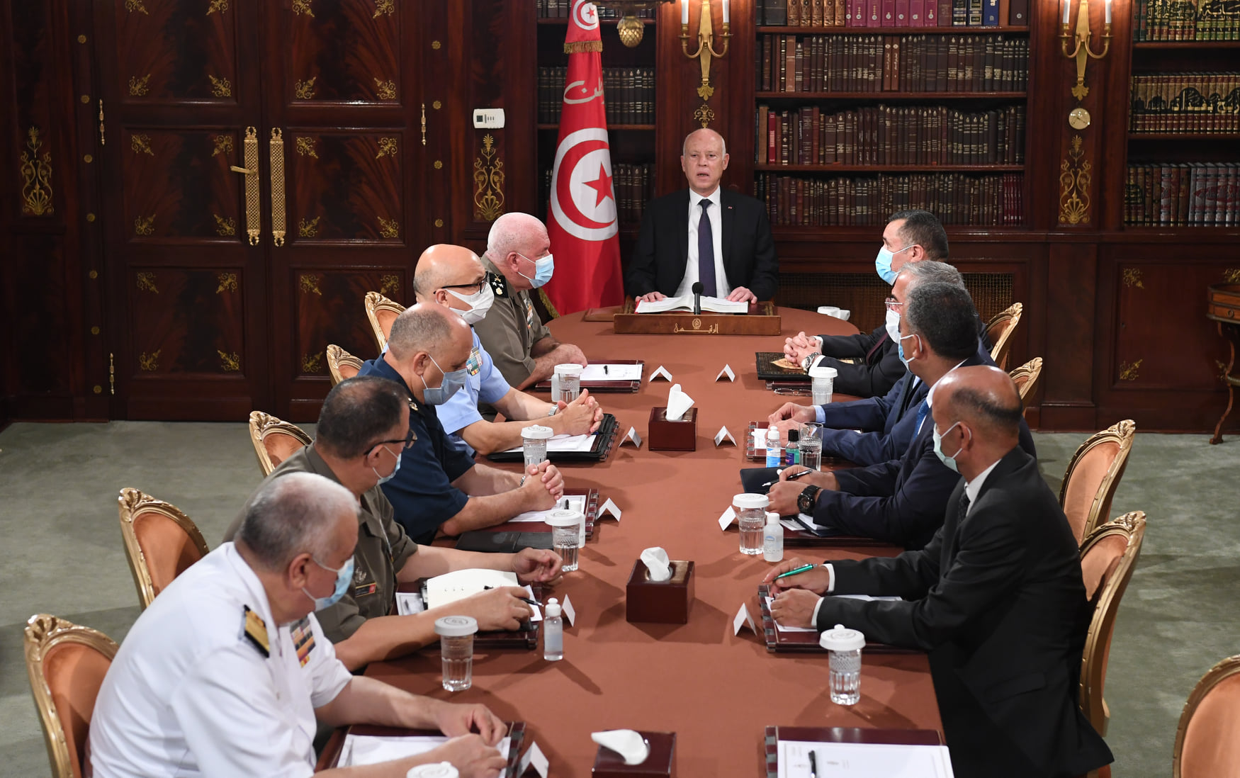 اجتماع الرئيس التونسى مع القيادة العسكرية والشرطية