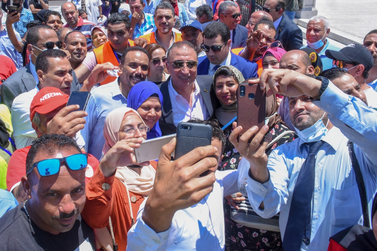 محافظ الاسكندرية يتوسط الاهالى بالاحتفالات