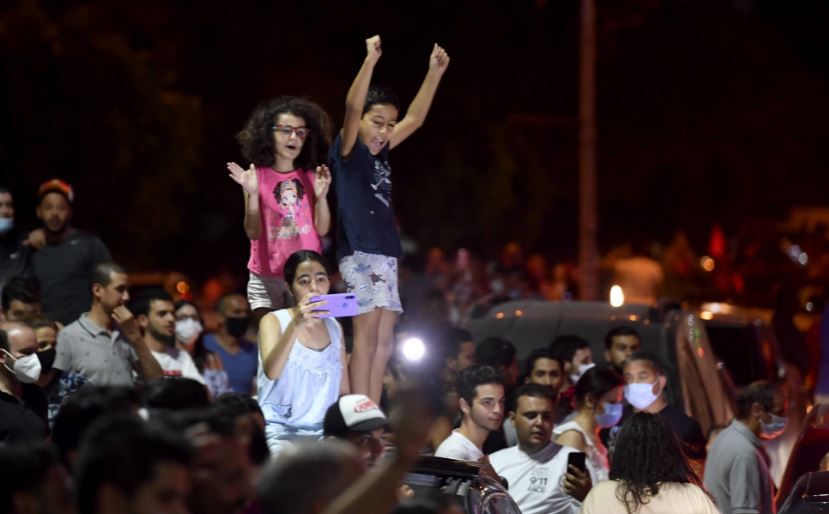 اطفال تونس يفرحون بعد إزاحة الإخوان