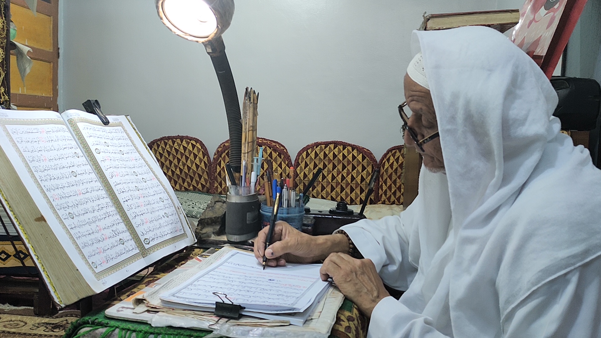 الشيخ عبد الله وهو يكتب القران الكريم