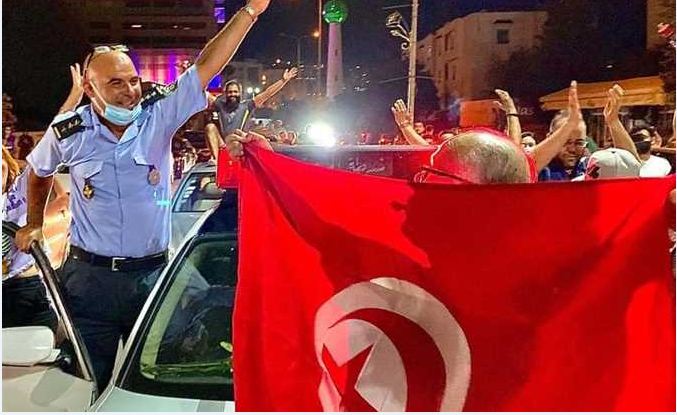 ابتهاج التونسيين بالنصر