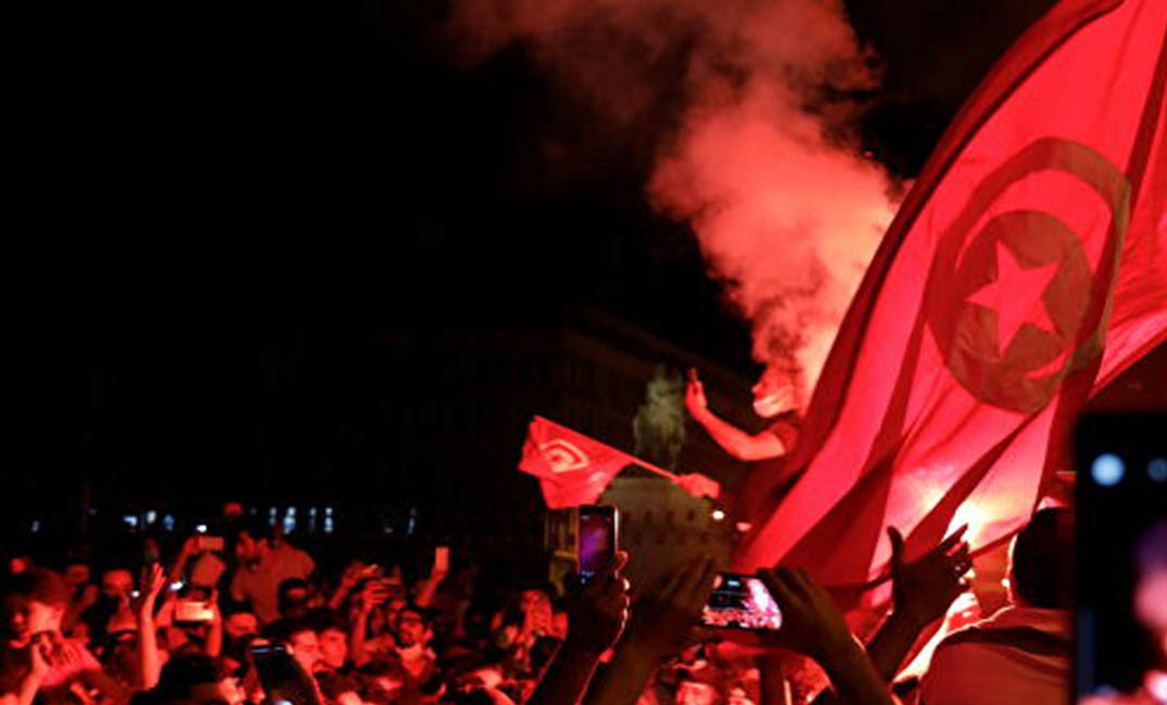 احتفالات شعب تونس بقرارات الرئيس وحل البرلمان  (2)