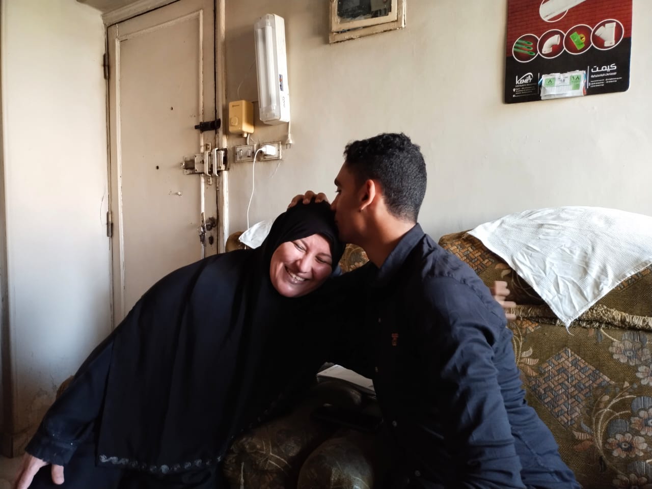 عبد الله يقبل امه