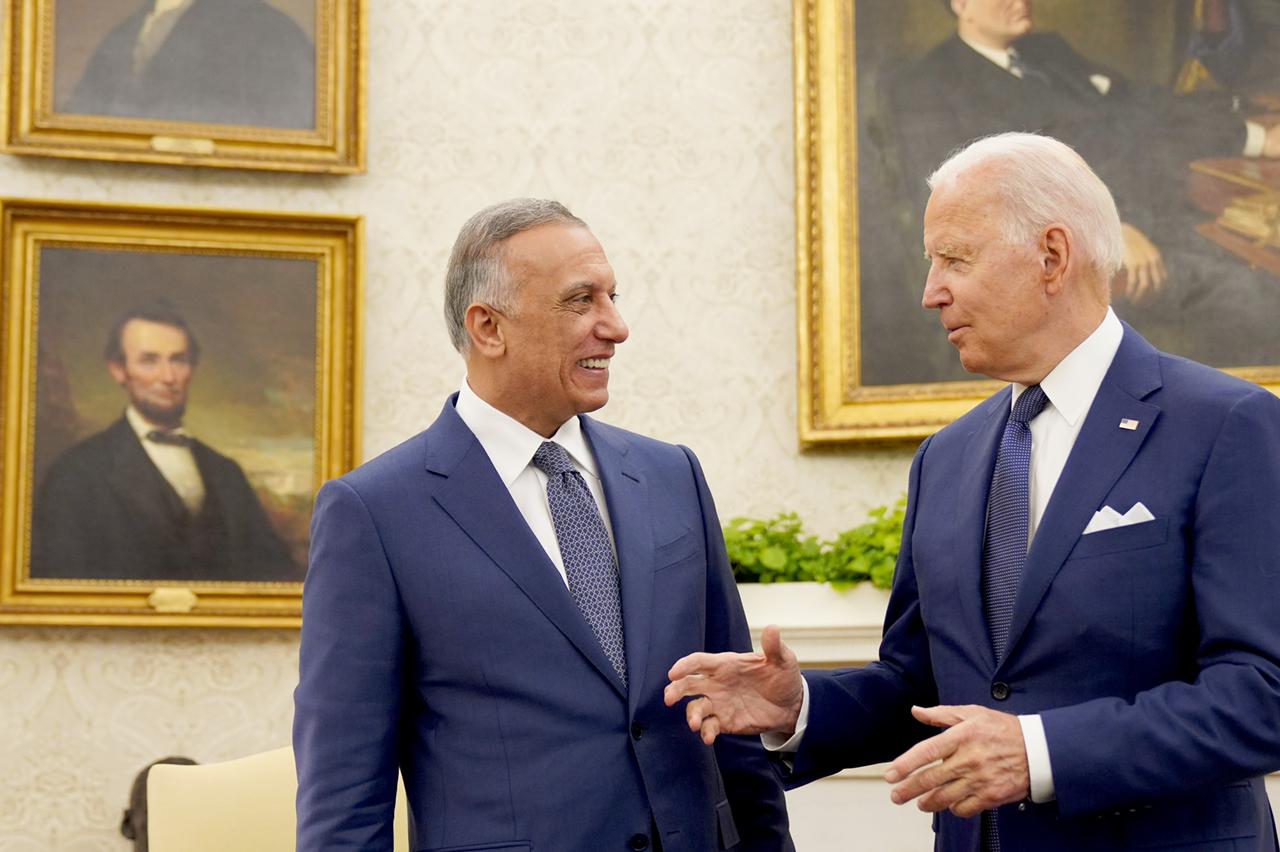 محادثة جانبية بين الرئيس الأمريكى ورئيس وزراء العراق