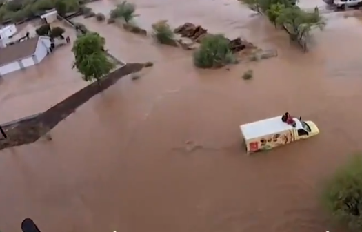 الحافلة وسط الفيضانات