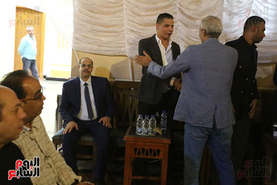 الكاتب الصحفي أكرم القصاص والزميل أيمن عيسى والكاتب الصحفي محمود المملوك بين الحضور فى عزاء والد محمد شبانة الكاتب الصحفي أكرم القصاص والزميل أيمن عيسى والكاتب الصحفي محمود المملوك بين الحضور فى عزاء والد محمد شبانة