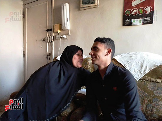 الطالب-عبد-الله-رضا-مع-والدته---محافظة-القليوبية-(6)
