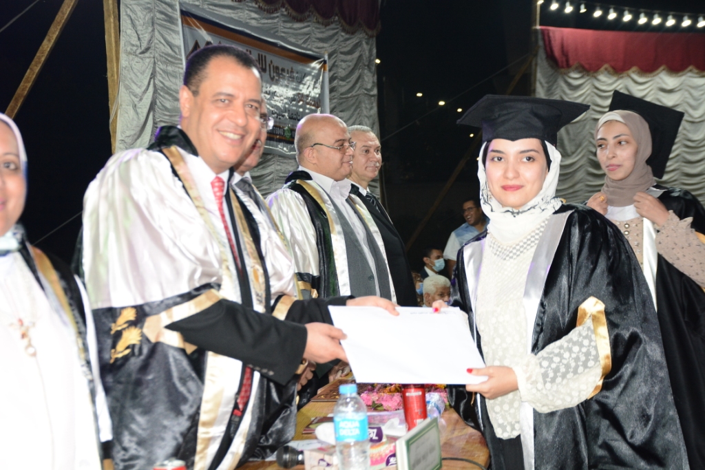 نائب رئيس الجامعة يسلم شهادات التخرج للطلاب
