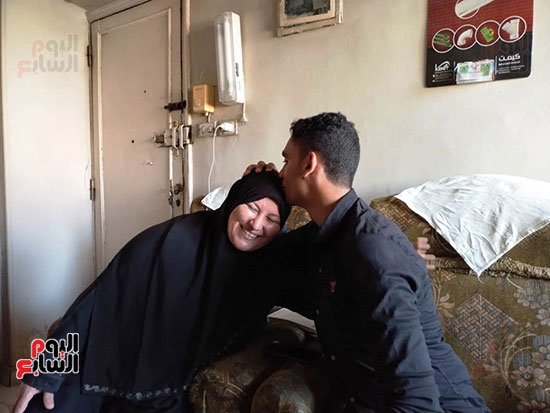 الطالب-عبد-الله-رضا-مع-والدته---محافظة-القليوبية-(2)