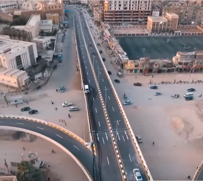 الكوبرى يتوسط المدينة