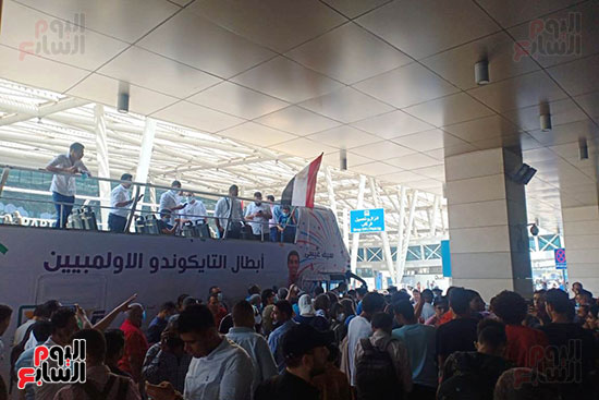 مطار القاهرة يستقبل هداية ملاك وسيف عيسى أبطال برونزيات طوكيو (3)