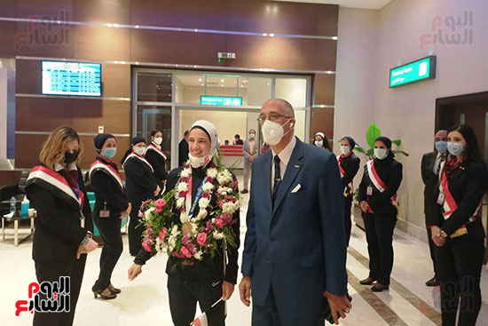 مطار القاهرة يستقبل أبطال مصر هدية ملاك وسيف عيسى بالورود (3)