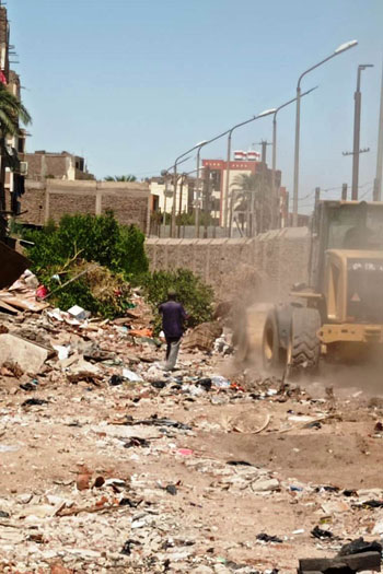 رفع المخلفات والقمامة بشوارع مدينة أرمنت