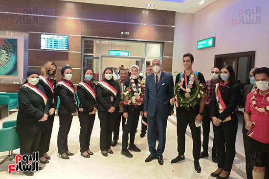 مطار القاهرة يستقبل أبطال مصر هدية ملاك وسيف عيسى بالورود (2)