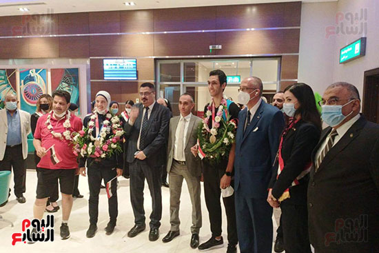 مطار القاهرة يستقبل أبطال مصر هدية ملاك وسيف عيسى بالورود (1)