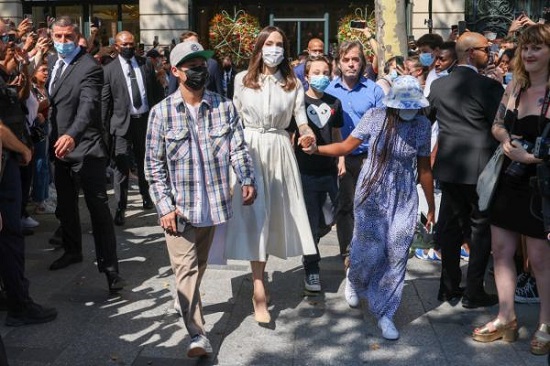 انجلينا جولى تتجول مع أبنائها في باريس (1)