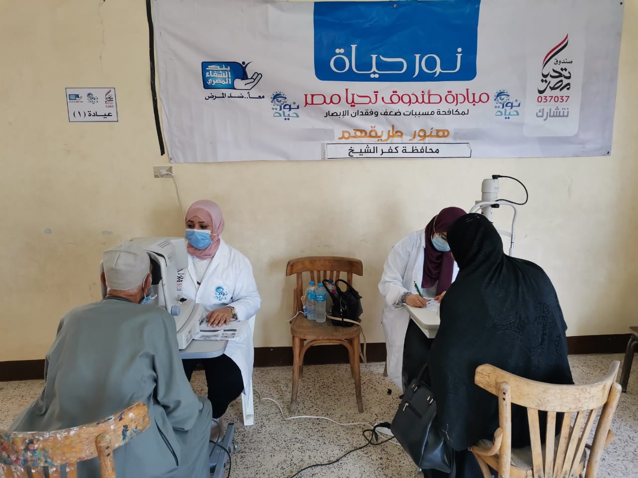 اجراء الكشف الطبي على المرضى بقرية بكفر الشيخ