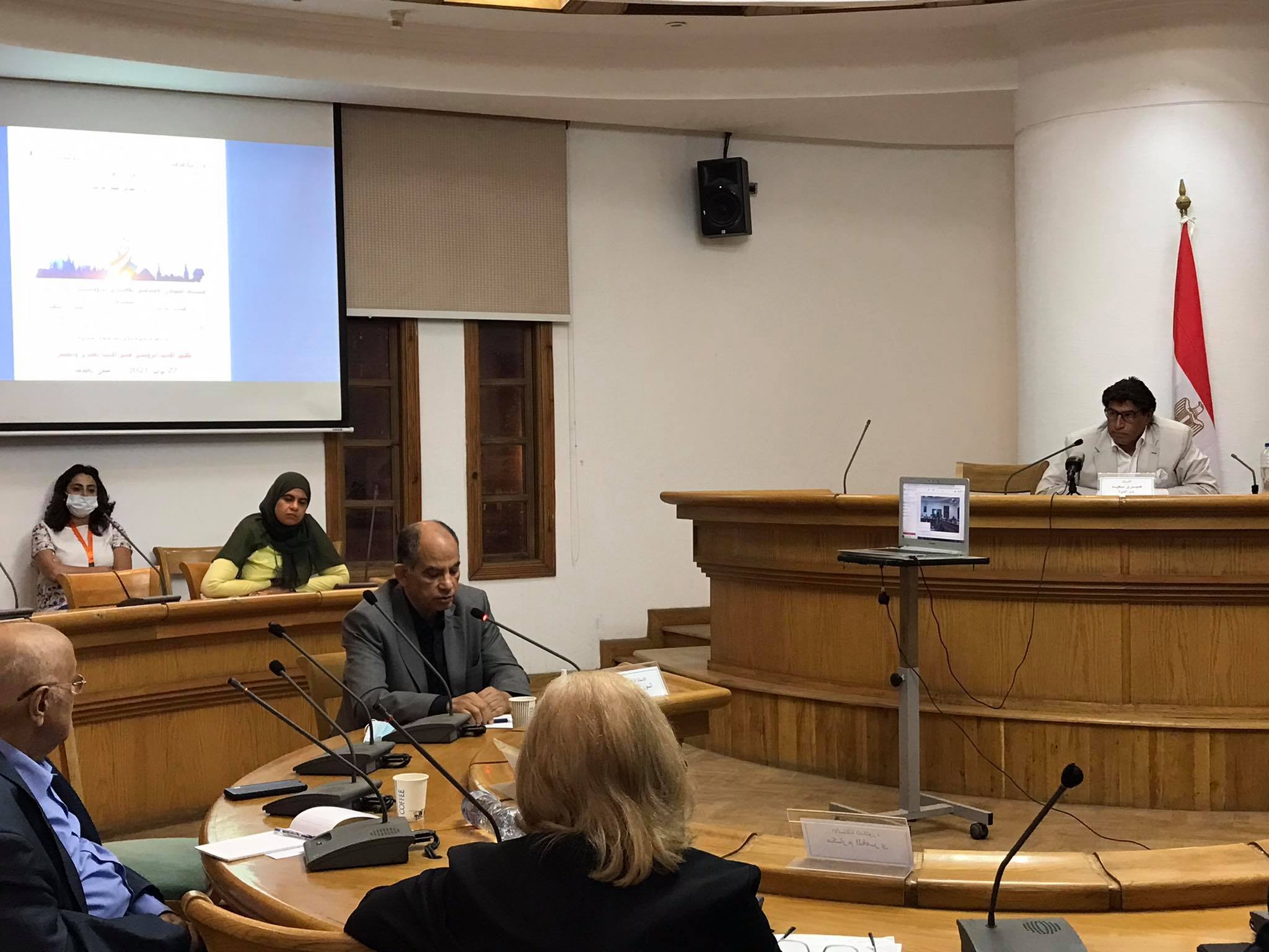 جانب من الندوة (1)