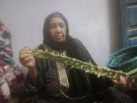 الحاجة-زينب-تعرض-الضفير-اول-مراحل-صناعة-الخوص الحاجة-زينب-تعرض-الضفير-اول-مراحل-صناعة-الخوص