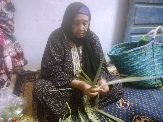 اثناء-عملها-فى-الخوص اثناء-عملها-فى-الخوص