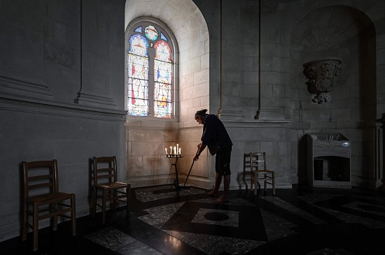 داليسون ينظف أرضية كنيسة المنارة