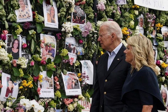 الرئيس جو بايدن والسيدة الأولى جيل بايدن يزوران النصب التذكاري