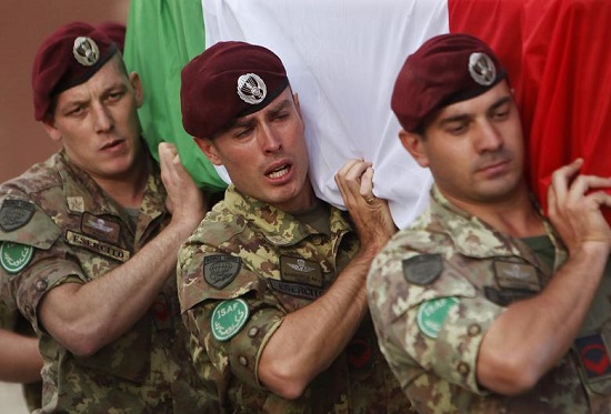 جندي إيطالي من الناتو يبكي وهو يحمل نعشًا