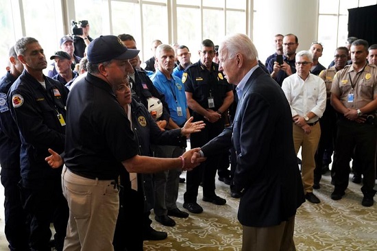 الرئيس جو بايدن يصافح المدير المالي لفلوريدا جيمي باترونيس