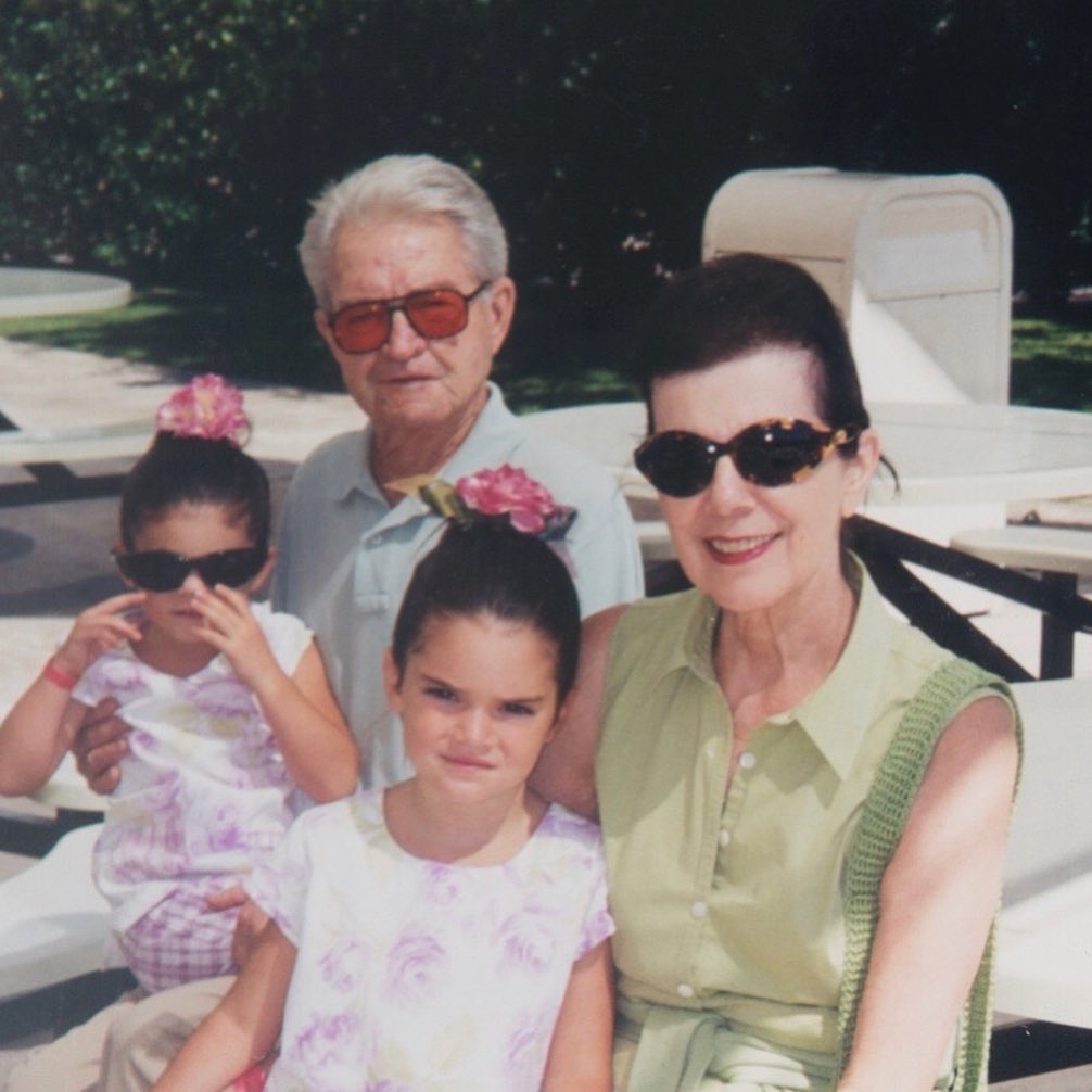 صورة عائلية مع جدة كيم كارداشيان (27)