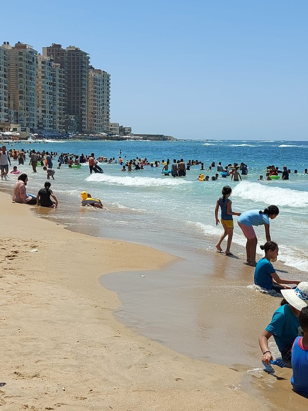 الأطفال يلعبون على احد شواطئ الإسكندرية