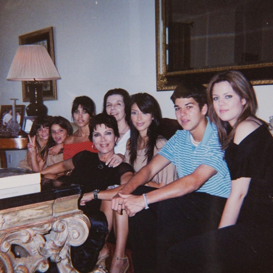 صورة عائلية مع جدة كيم كارداشيان (25)