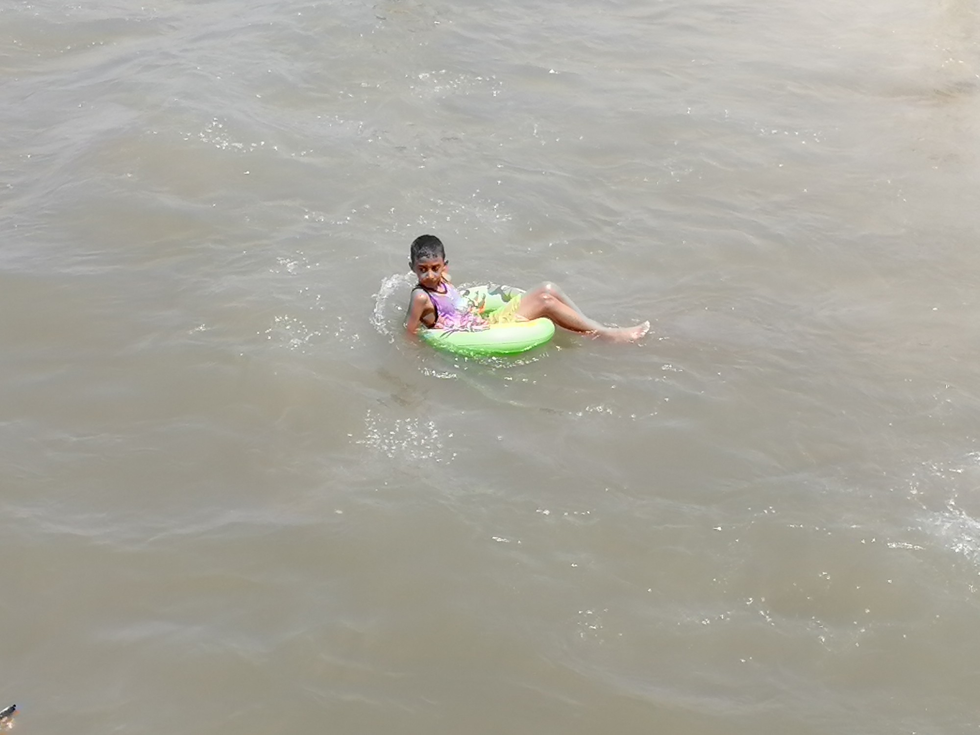 احد الأطفال يستمتع بمياه البحر