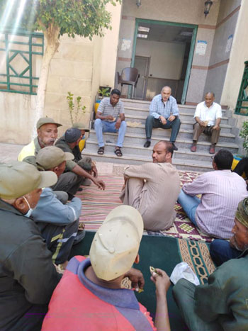 رئيس مدينة القرنة يلتقى بعمال النظافة لبحث مطالبهم وشكواهم