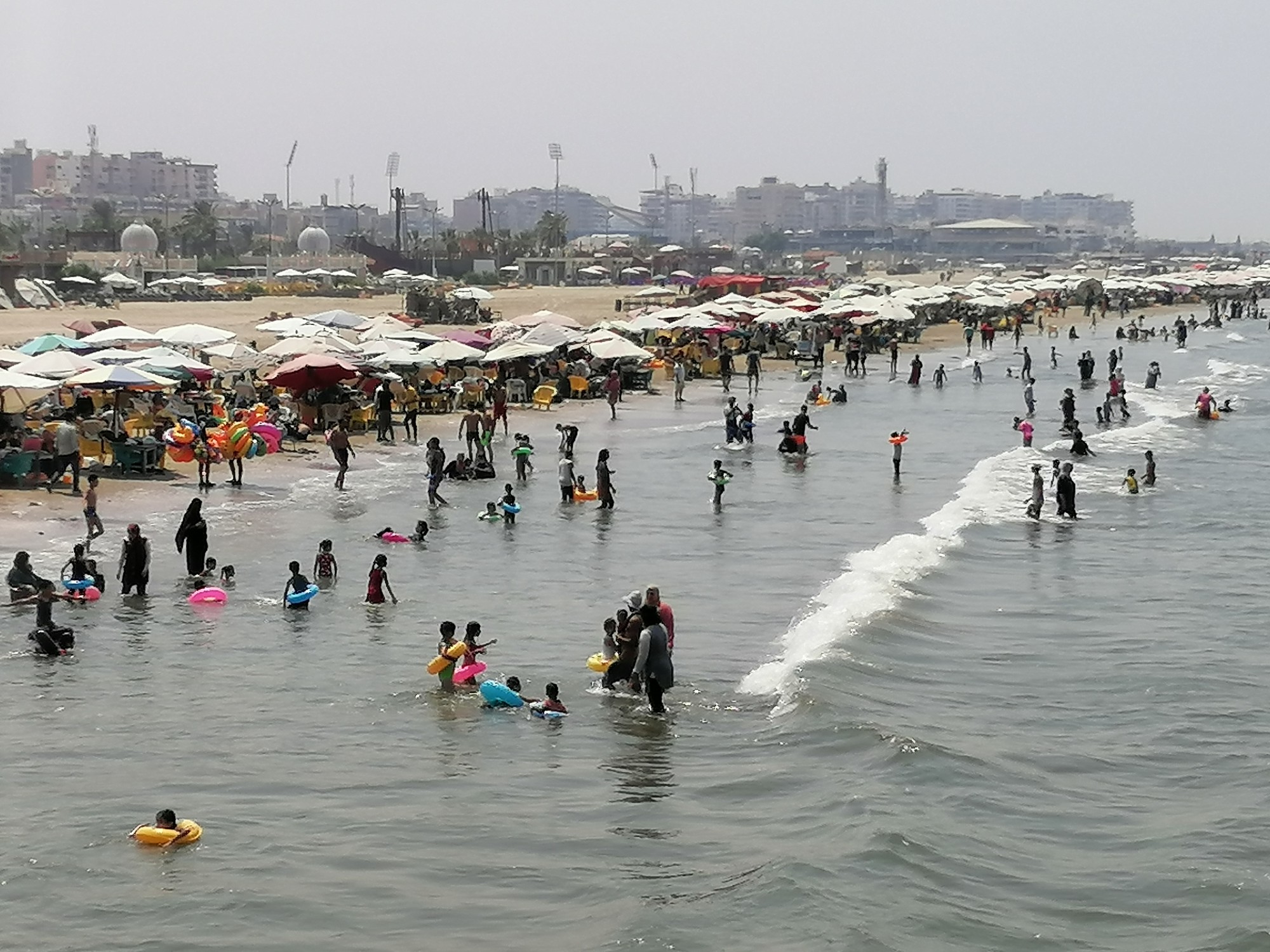 الآلاف على شاطئ العرب ببورسعيد