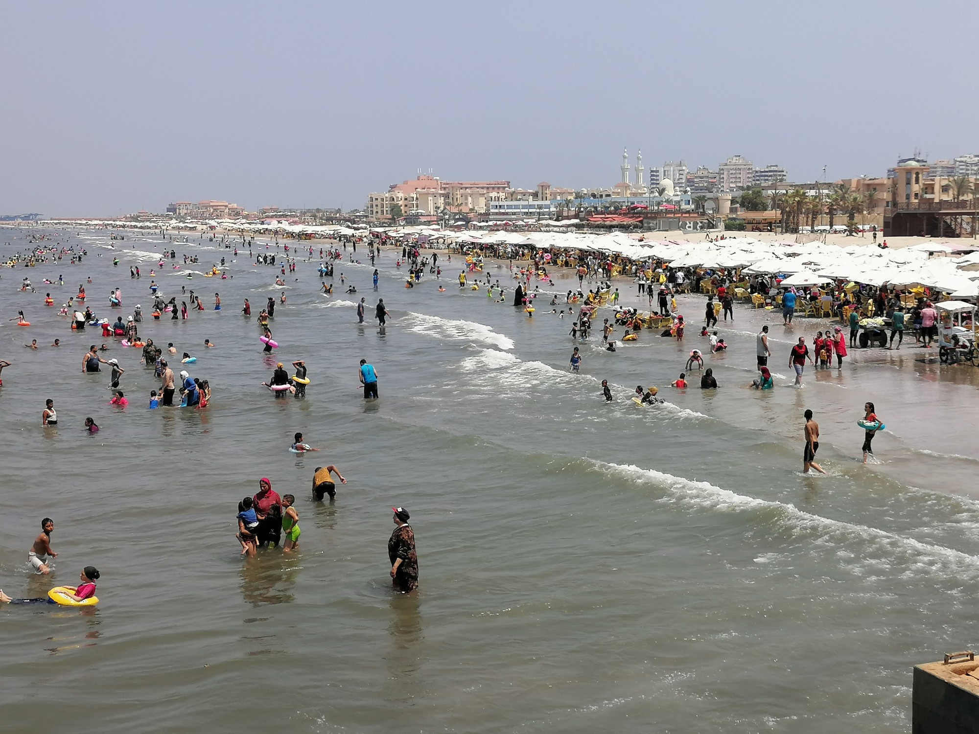 الآلاف يستمتعون بالشاطئ اليوم الجمعة