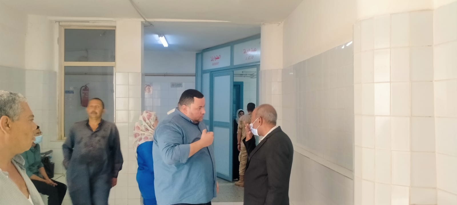 العميد عمرو فكرى رئيس مجلس مدينة ميت غمر يطمئن على حالة المصابين