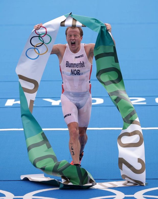 كريستيان بلومنفيلت من النرويج يحتفل بفوزه في الترياتلون للرجال في أولمبياد طوكيو