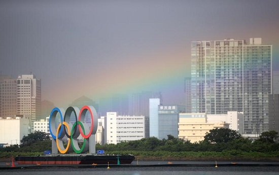 قوس قزح يظهر فوق طوكيو خلال السباق الثلاثي الأولمبي للسيدات