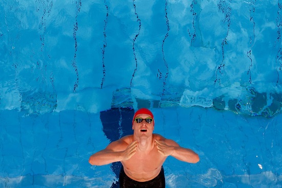 البريطاني لوك جرينبانك خلال سباق التتابع المتنوع 4 × 100 متر