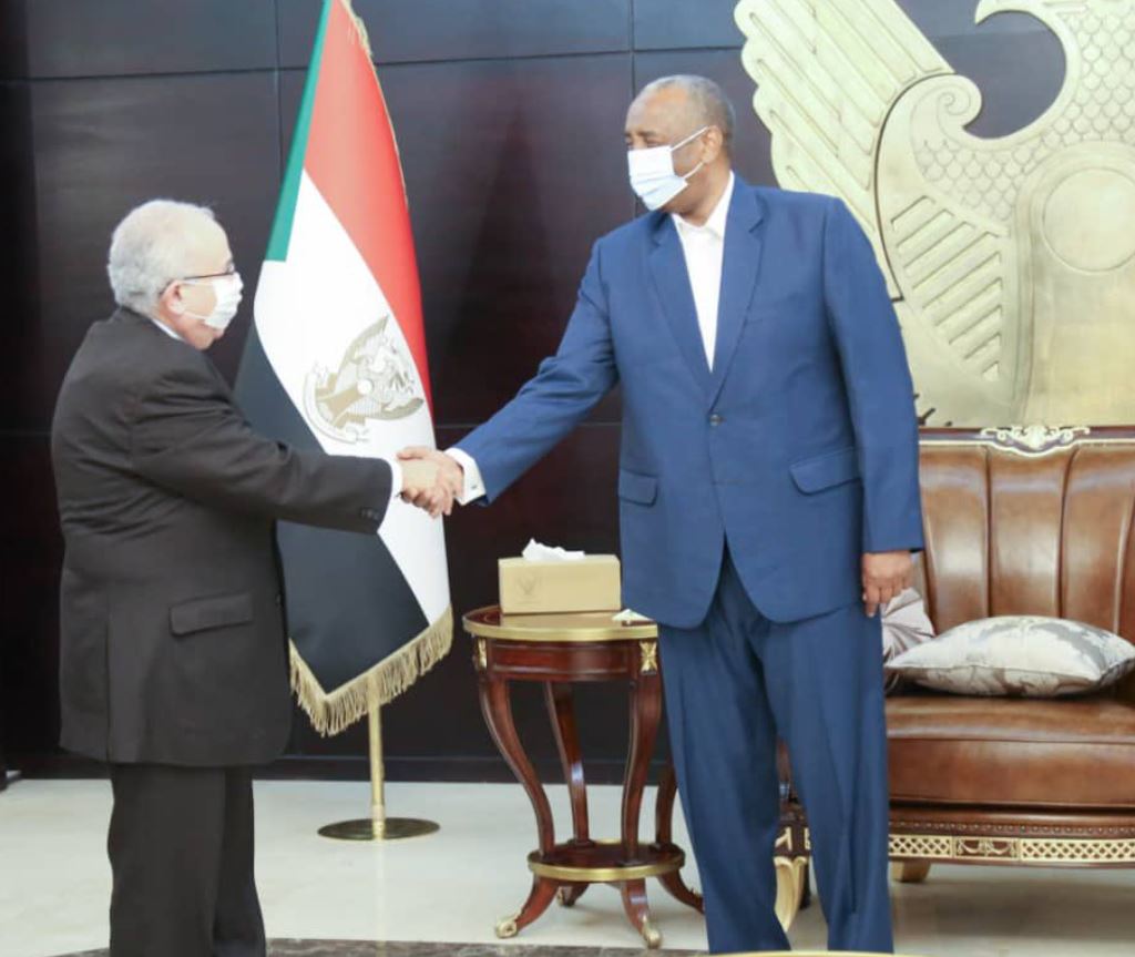 وزير خارجية الجزائر يلتقي رئيس مجلس السيادة الانتقالي السوداني