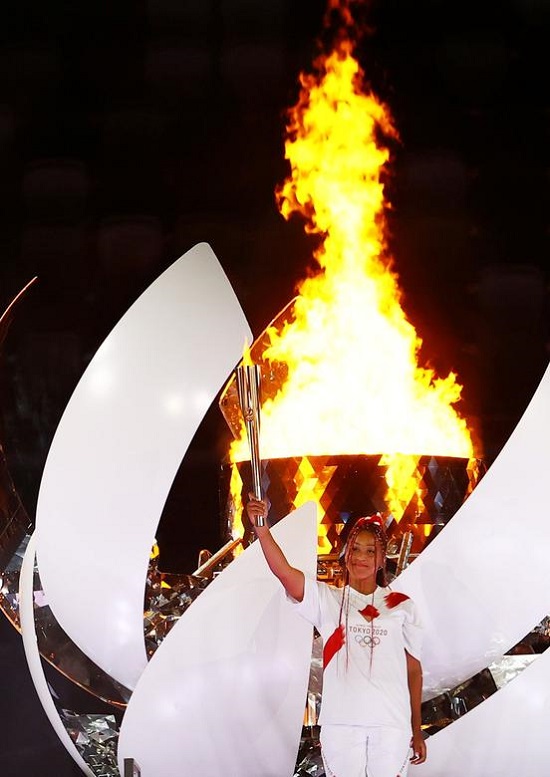 نعومي أوساكا تحمل الشعلة الأولمبية بعد إشعال المرجل