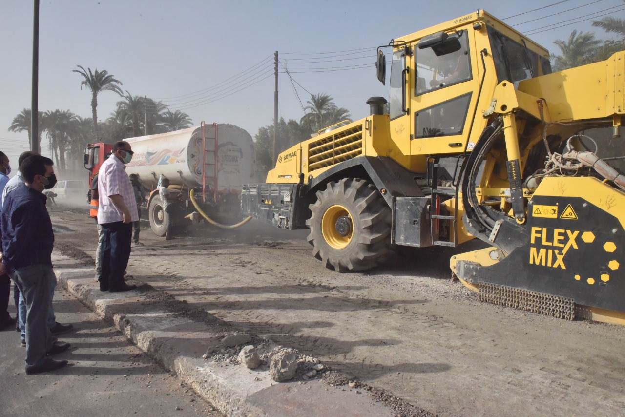 محافظ أسيوط يتفقد استكمال أعمال رصف الطريق الدائري بحي غرب  (4)
