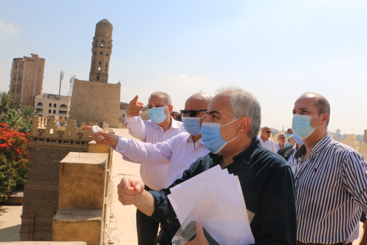 محافظ القاهرة يتابع رفع المخلفات من الأماكن التاريخية تمهيدا لتطويرها