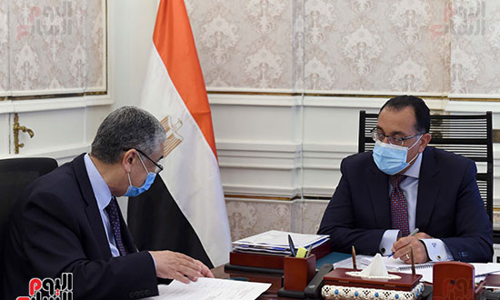اجتماع رئيس الوزراء مع وزير الكهرباء (4)