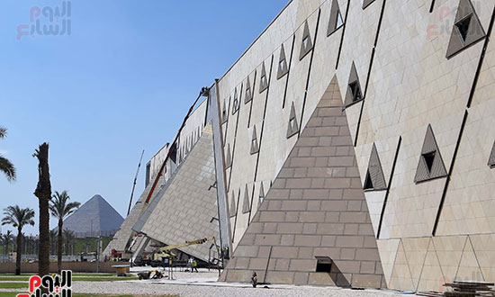 رئيس الوزراء يتفقد المتحف المصرى الكبير  (16)