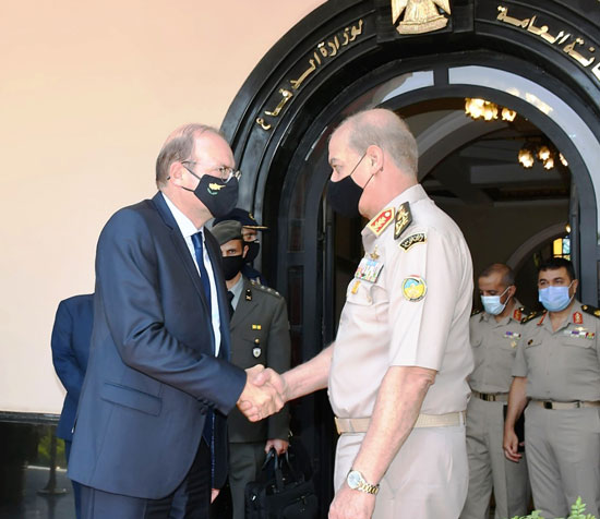 وزير الدفاع يلتقى نظيره القبرصي  (1)